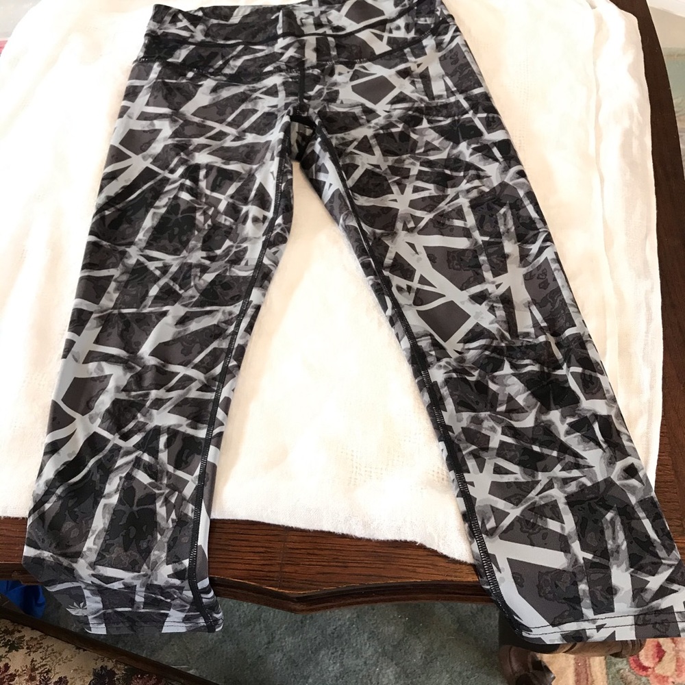 Athleta yoga capris size XS gray/black